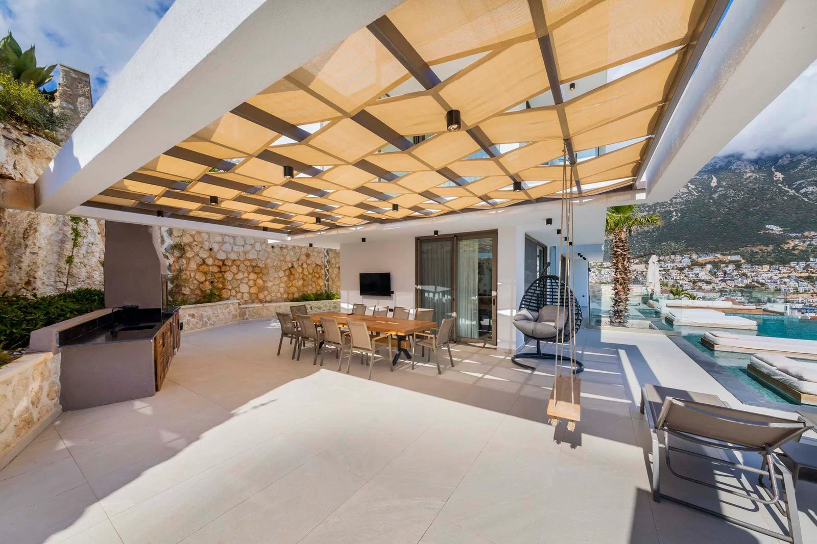 Kalkan’da Merkeze Yakın, Isıtmalı Havuzlu, 6 Yatak Odalı, Lüks Villa
