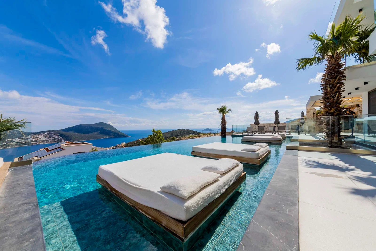 Kalkan’da Merkeze Yakın, Isıtmalı Havuzlu, 6 Yatak Odalı, Lüks Villa