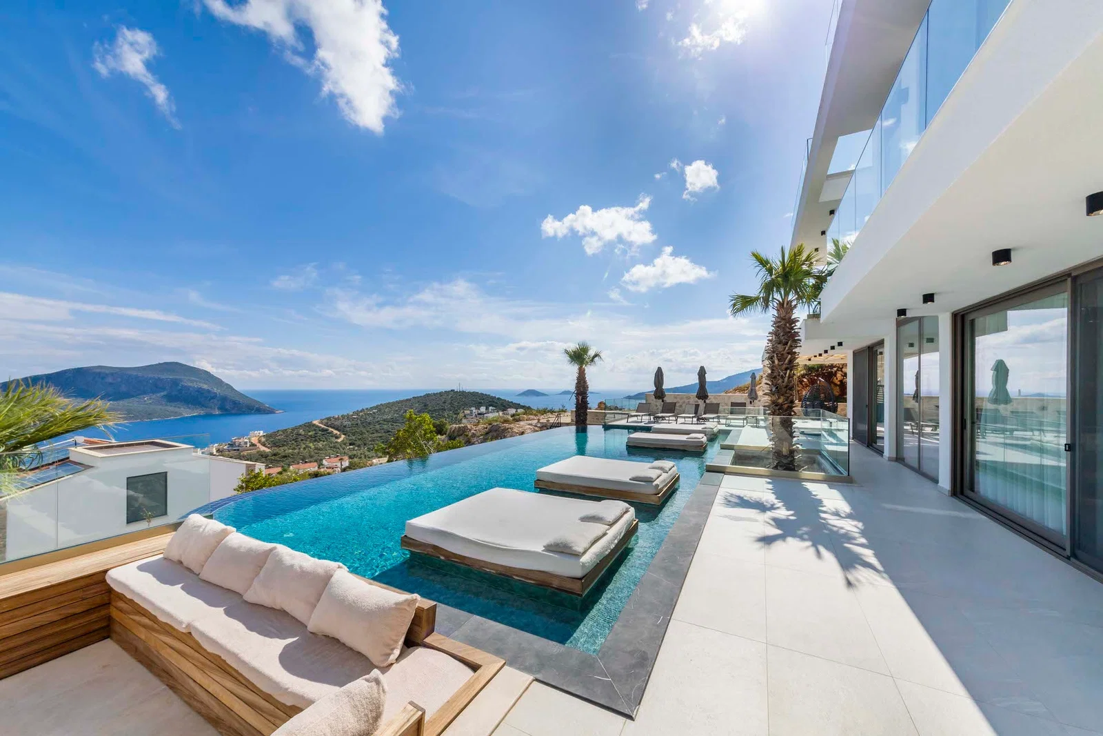 Kalkan’da Merkeze Yakın, Isıtmalı Havuzlu, 6 Yatak Odalı, Lüks Villa