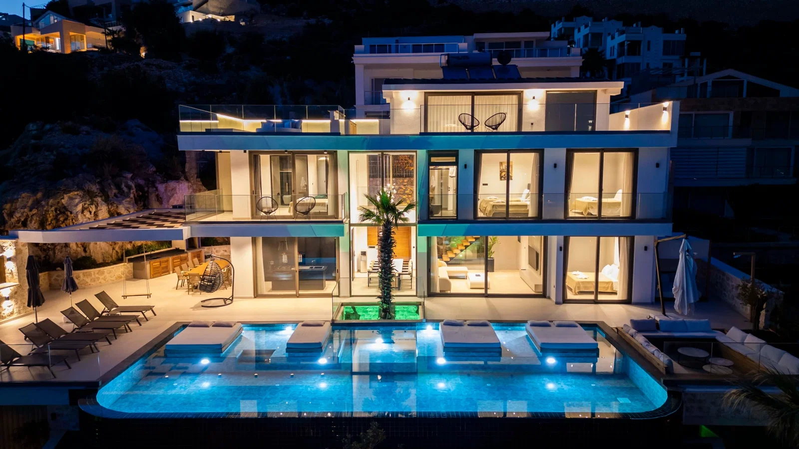 Kalkan’da Merkeze Yakın, Isıtmalı Havuzlu, 6 Yatak Odalı, Lüks Villa