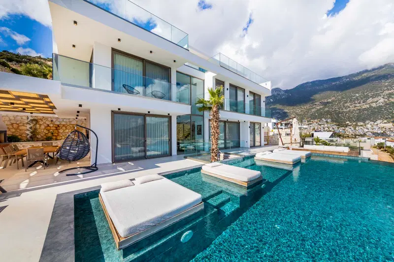 Kalkan’da ısıtmalı havuzlu kiralık villa