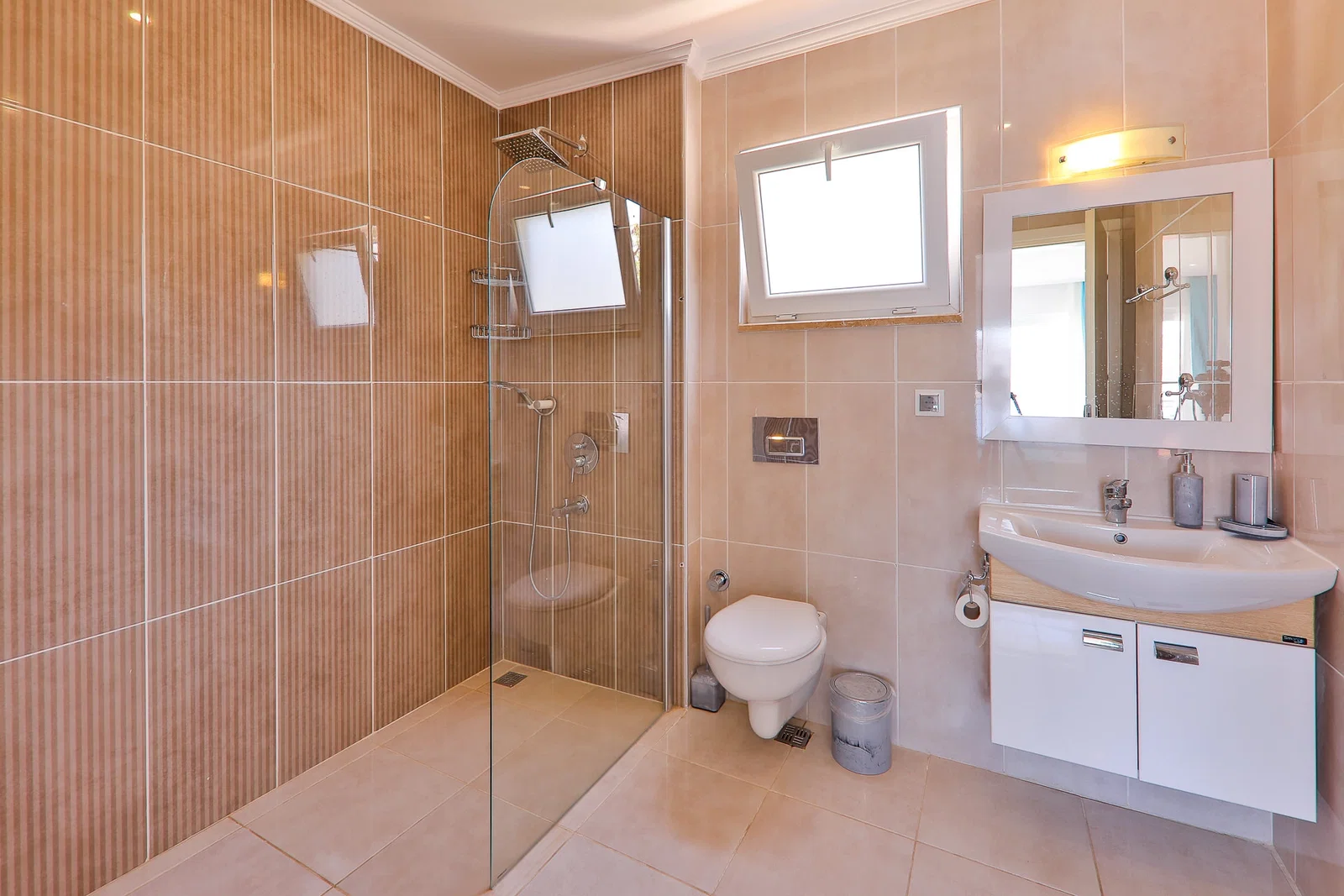Kalkan’da Merkeze Yakın, Özel Havuzlu, 5 Yatak Odalı, Ekonomik Villa