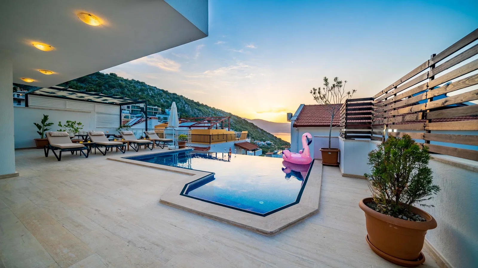 Kalkan’da Merkeze Yakın, Özel Havuzlu, 5 Yatak Odalı, Ekonomik Villa