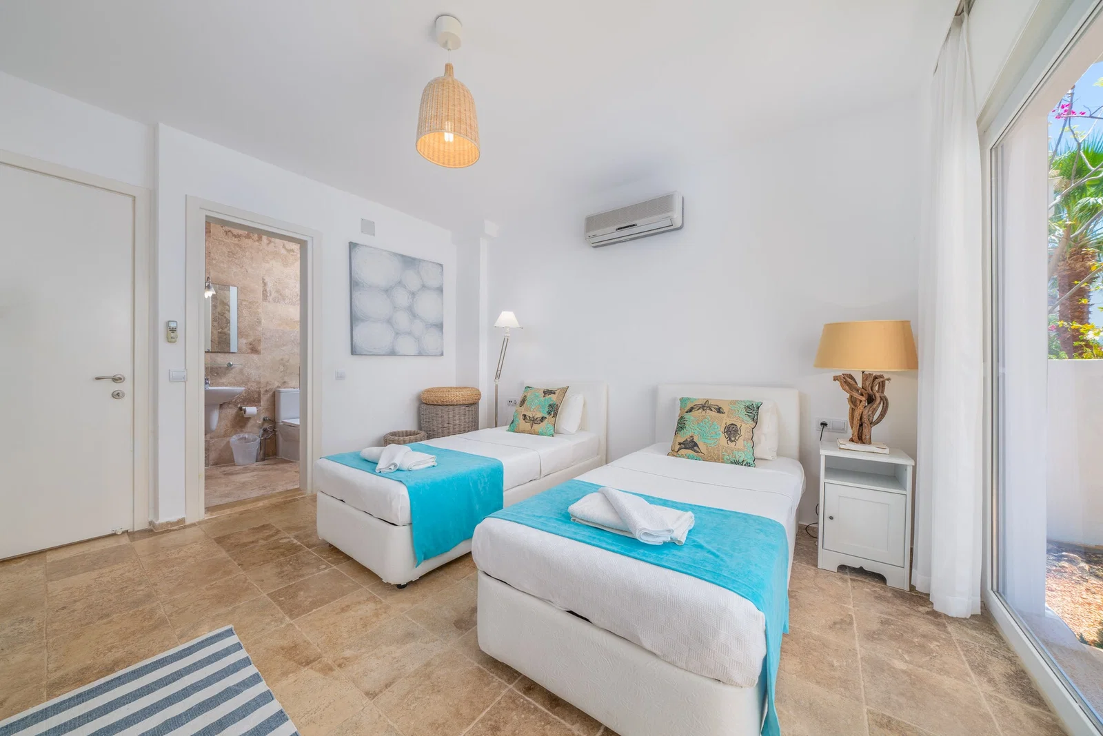 Kalkan’da Merkeze Yakın, Özel Havuzlu, 4 Yatak Odalı, Ekonomik Villa