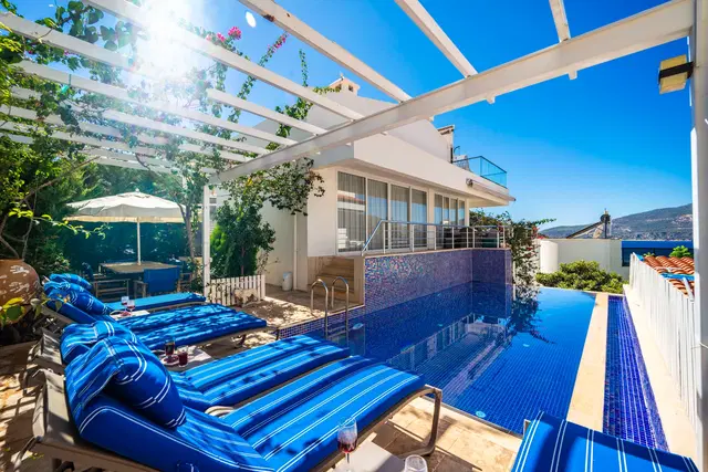 Kalkan’da Merkeze Yakın, Özel Havuzlu, 4 Yatak Odalı, Ekonomik Villa