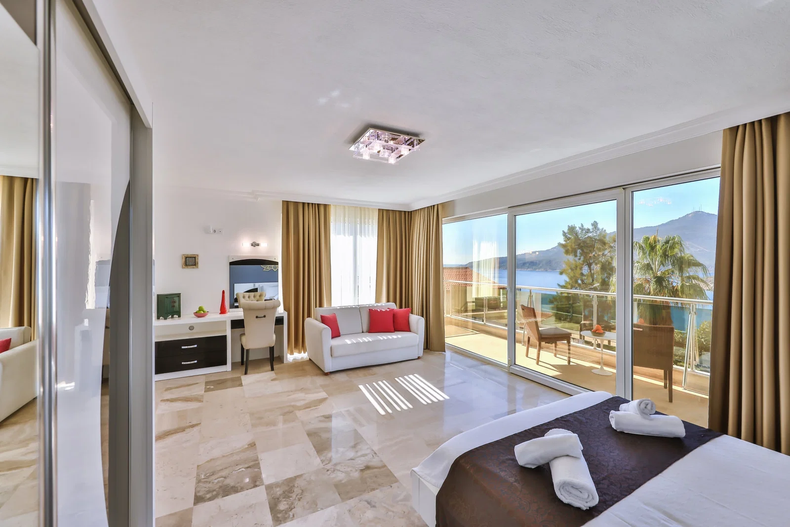 Kalkan’da Merkeze Yakın, Özel Havuzlu, 3 Yatak Odalı, Kiralık Villa