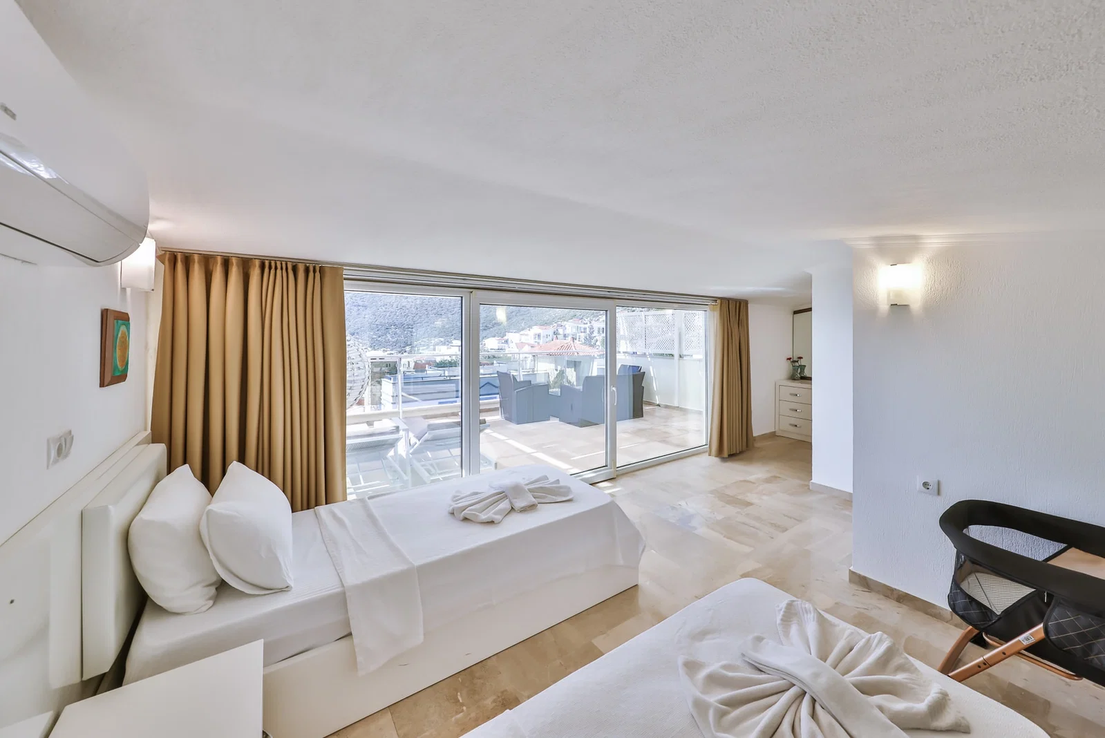 Kalkan’da Merkeze Yakın, Özel Havuzlu, 3 Yatak Odalı, Kiralık Villa