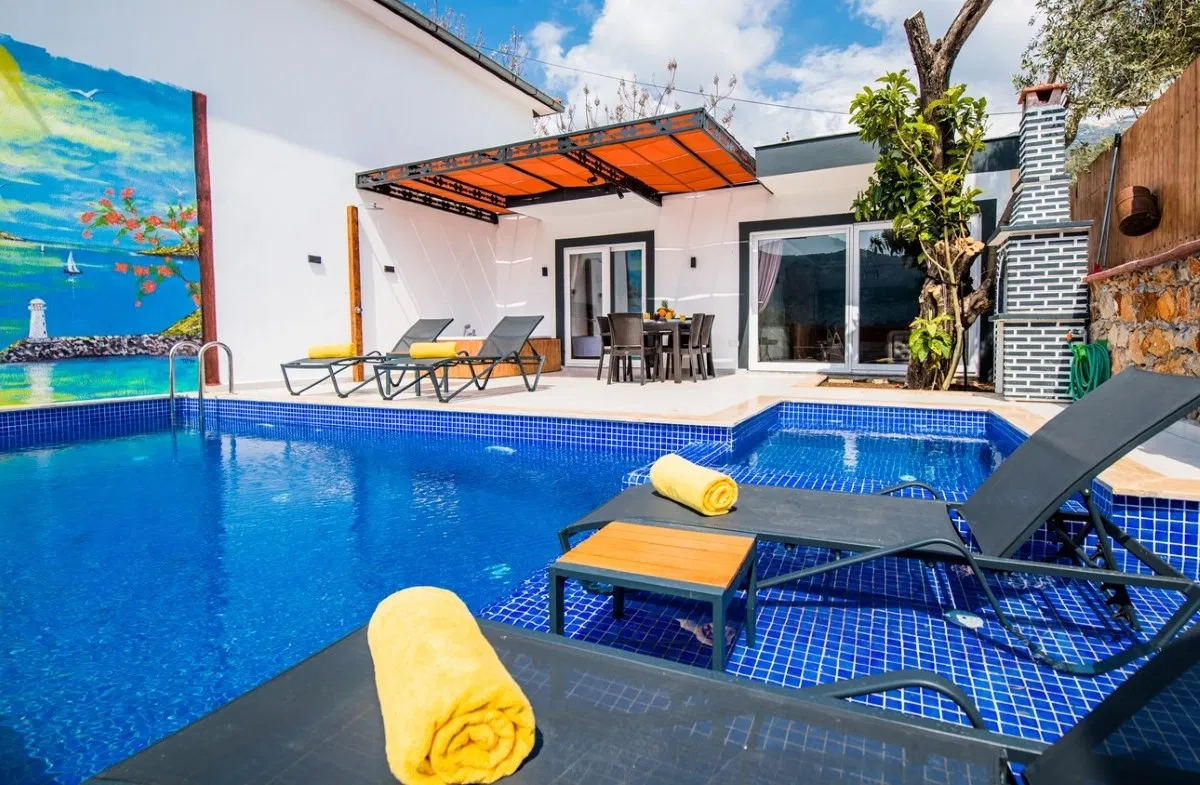 Kalkan’da korunaklı havuzlu kiralık villa