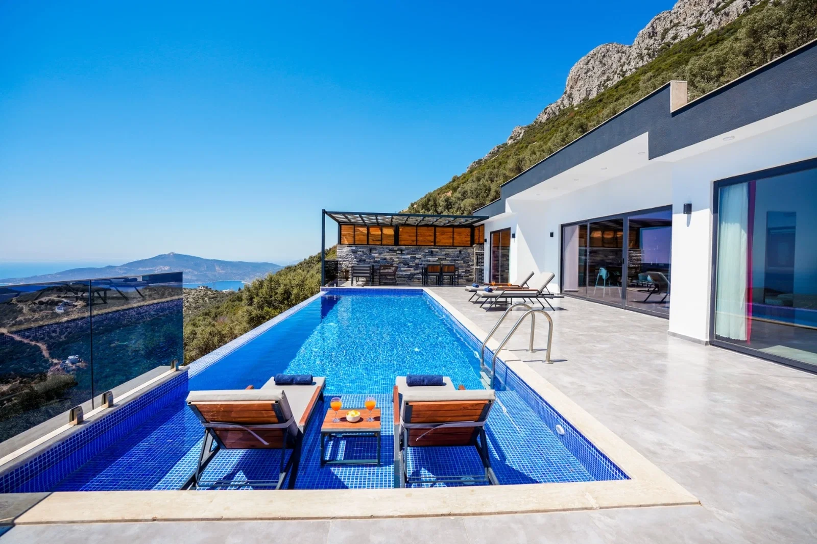 Kalkan’da Balayı Çiftlerine Uygun, Korunaklı Havuzlu, 2 Yatak Odalı, Kiralık Villa