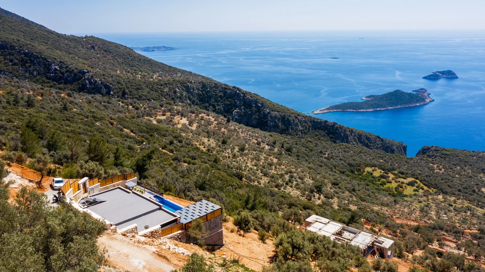 Kalkan’da Balayı Çiftlerine Uygun, Korunaklı Havuzlu, 2 Yatak Odalı, Kiralık Villa