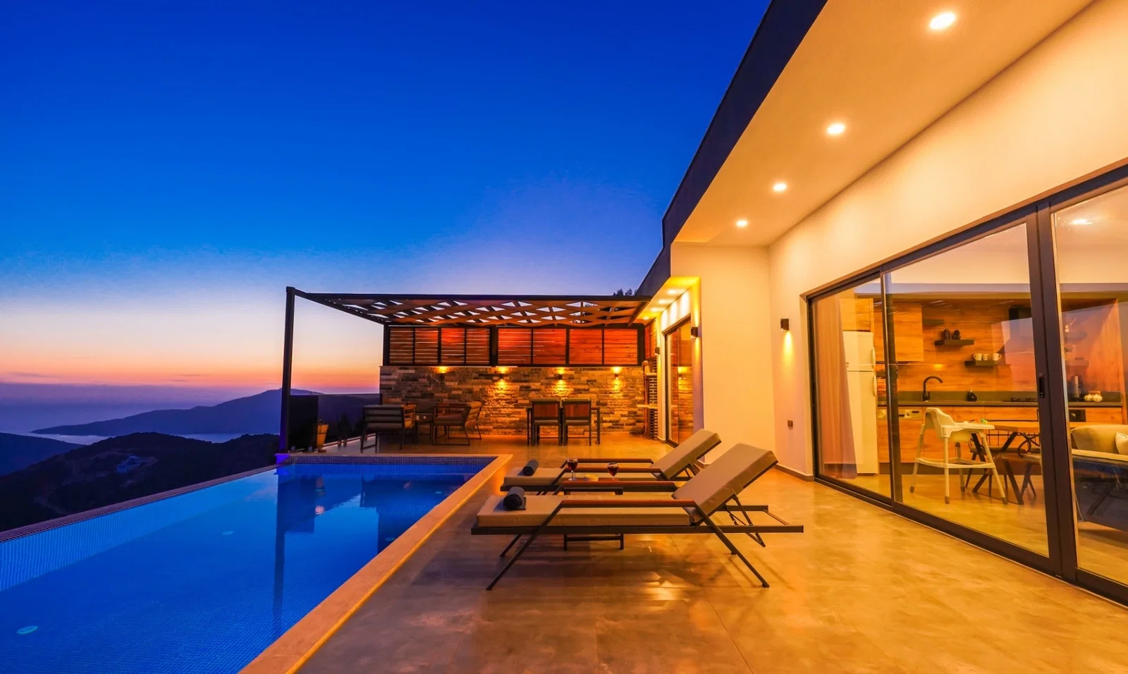 Kalkan’da Balayı Çiftlerine Uygun, Korunaklı Havuzlu, 2 Yatak Odalı, Kiralık Villa