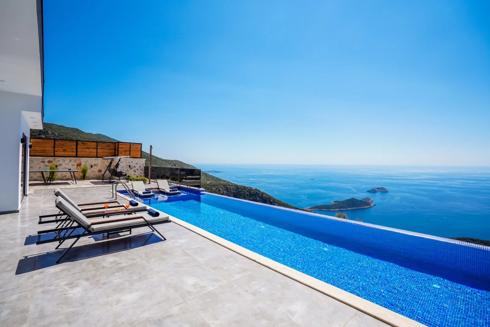 Kalkan’da Balayı Çiftlerine Uygun, Korunaklı Havuzlu, 2 Yatak Odalı, Kiralık Villa