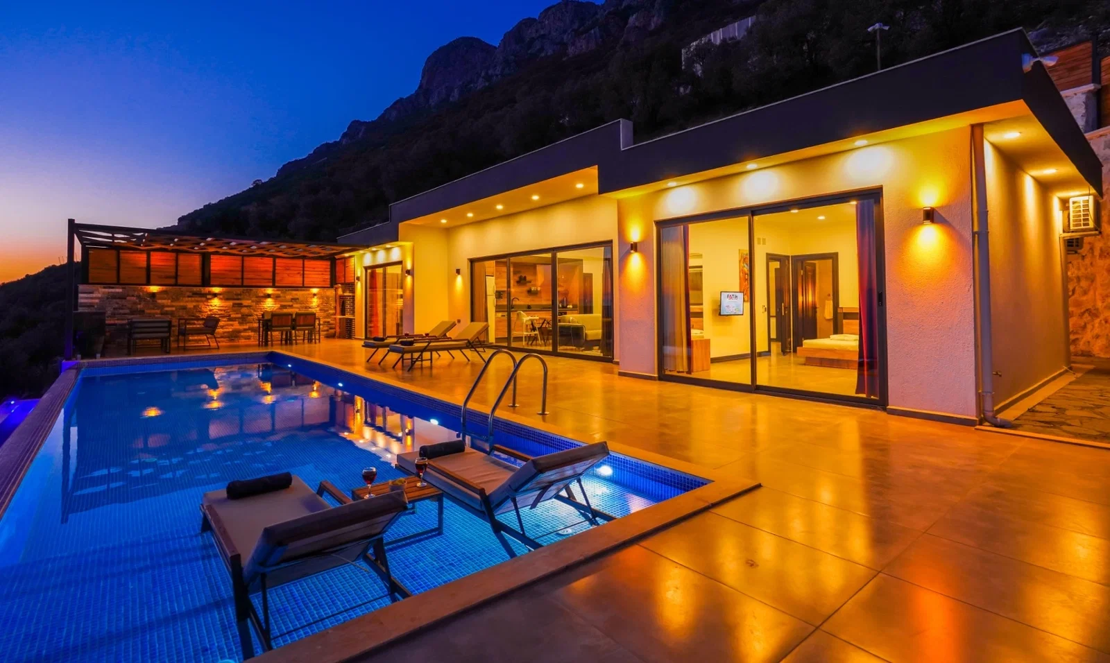 Kalkan’da Balayı Çiftlerine Uygun, Korunaklı Havuzlu, 2 Yatak Odalı, Kiralık Villa
