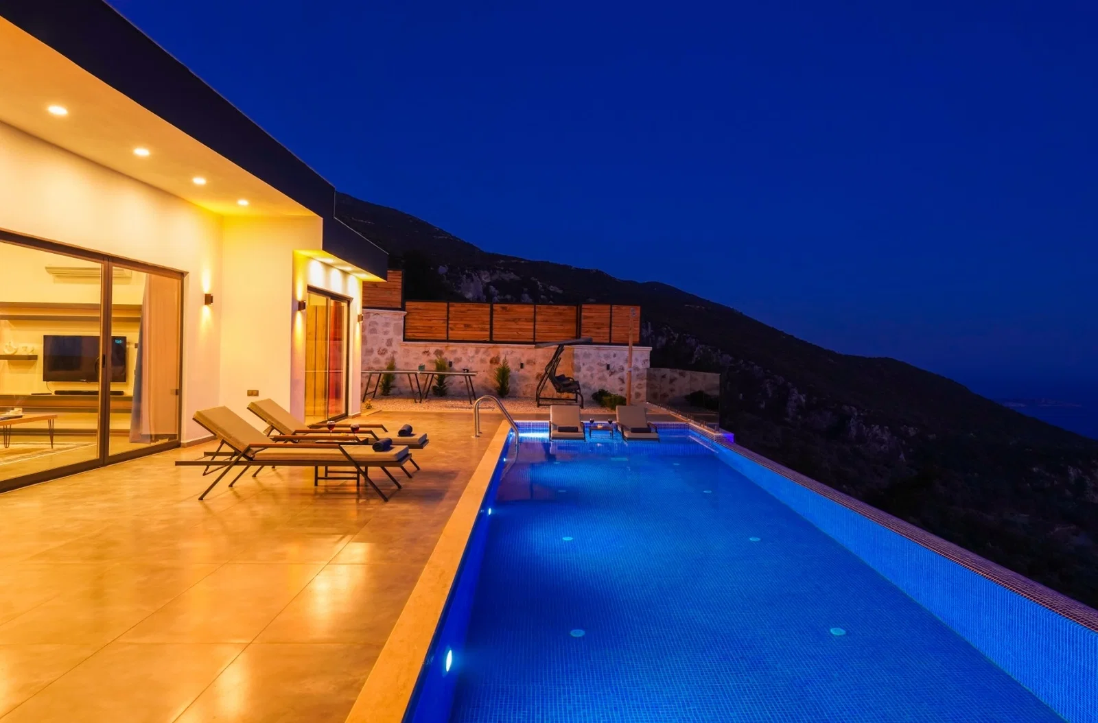 Kalkan’da Balayı Çiftlerine Uygun, Korunaklı Havuzlu, 2 Yatak Odalı, Kiralık Villa