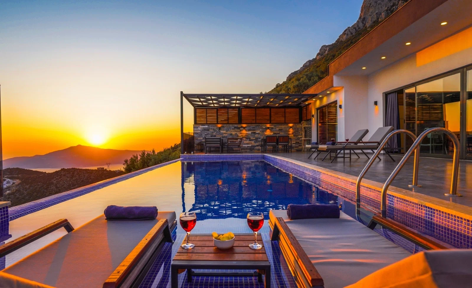 Kalkan’da Balayı Çiftlerine Uygun, Korunaklı Havuzlu, 2 Yatak Odalı, Kiralık Villa