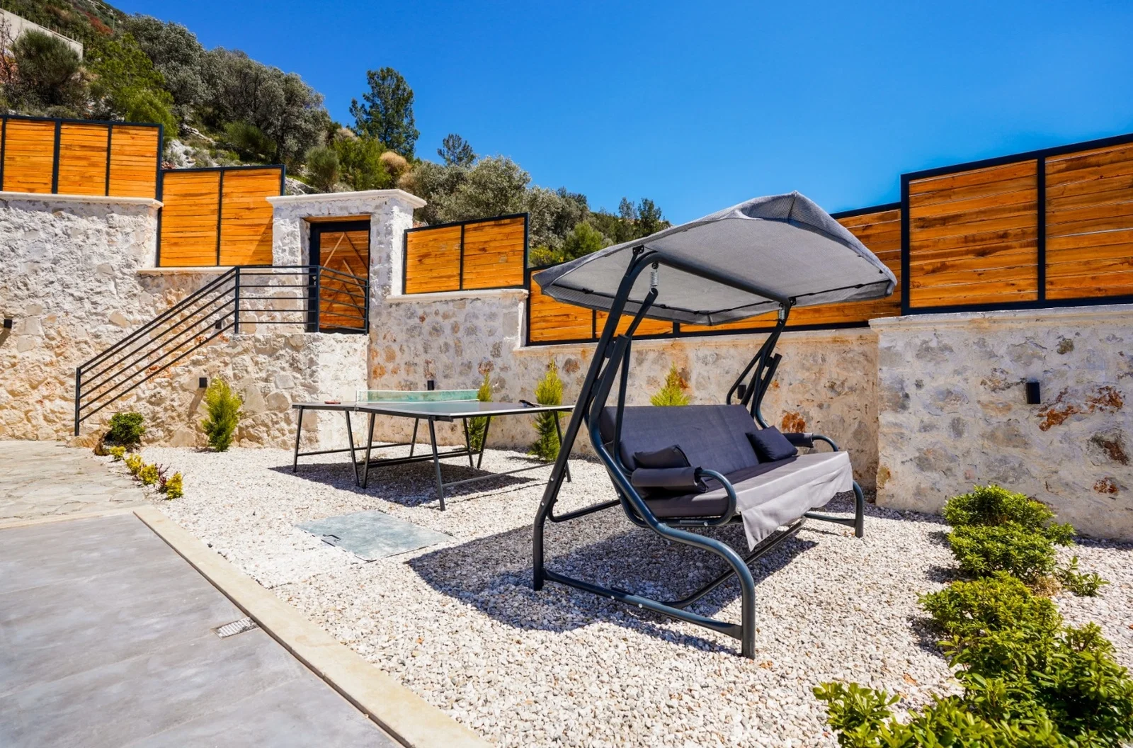 Kalkan’da Balayı Çiftlerine Uygun, Korunaklı Havuzlu, 2 Yatak Odalı, Kiralık Villa