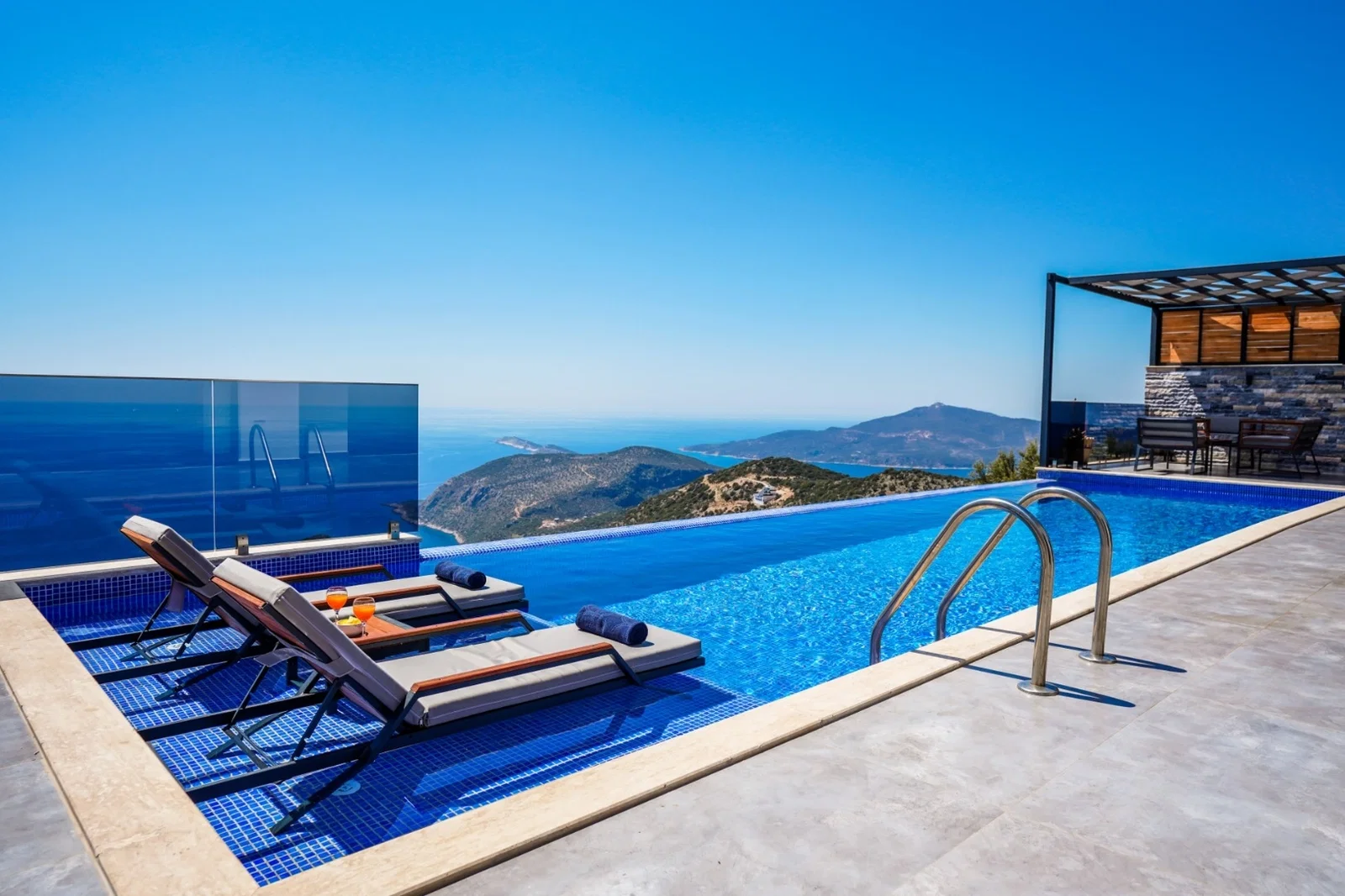 Kalkan’da Balayı Çiftlerine Uygun, Korunaklı Havuzlu, 2 Yatak Odalı, Kiralık Villa