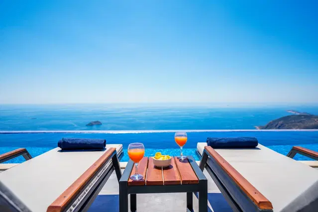 Kalkan’da Balayı Çiftlerine Uygun, Korunaklı Havuzlu, 2 Yatak Odalı, Kiralık Villa