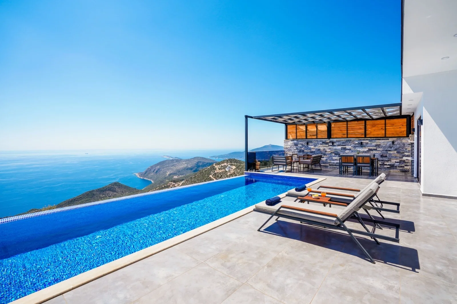 Kalkan’da Balayı Çiftlerine Uygun, Korunaklı Havuzlu, 2 Yatak Odalı, Kiralık Villa