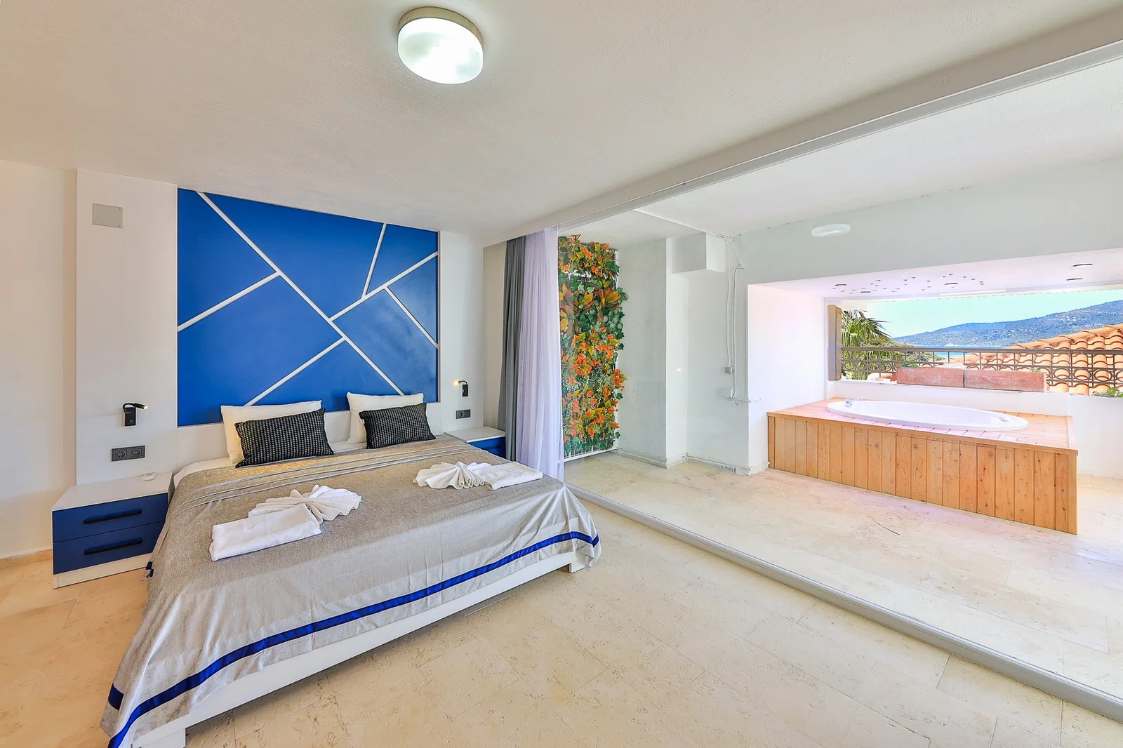 Kalkan’da Deniz Manzaralı, Özel Havuzlu, 4 Yatak Odalı, Lüks Villa