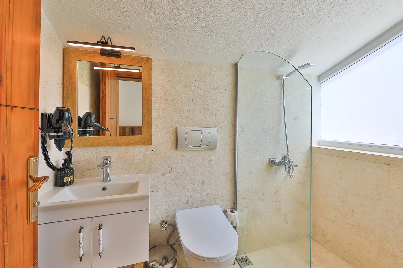 Kalkan’da Deniz Manzaralı, Özel Havuzlu, 4 Yatak Odalı, Lüks Villa