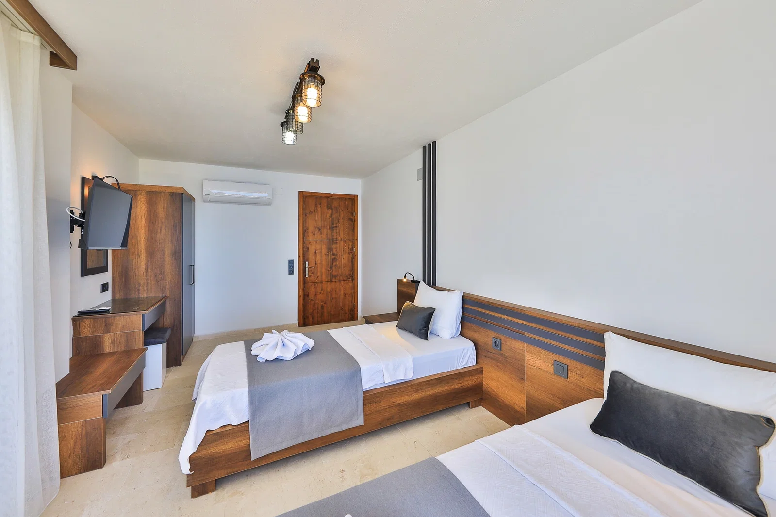 Kalkan’da Deniz Manzaralı, Özel Havuzlu, 4 Yatak Odalı, Lüks Villa