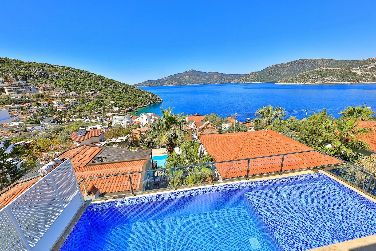 Kalkan’da Deniz Manzaralı, Özel Havuzlu, 4 Yatak Odalı, Lüks Villa