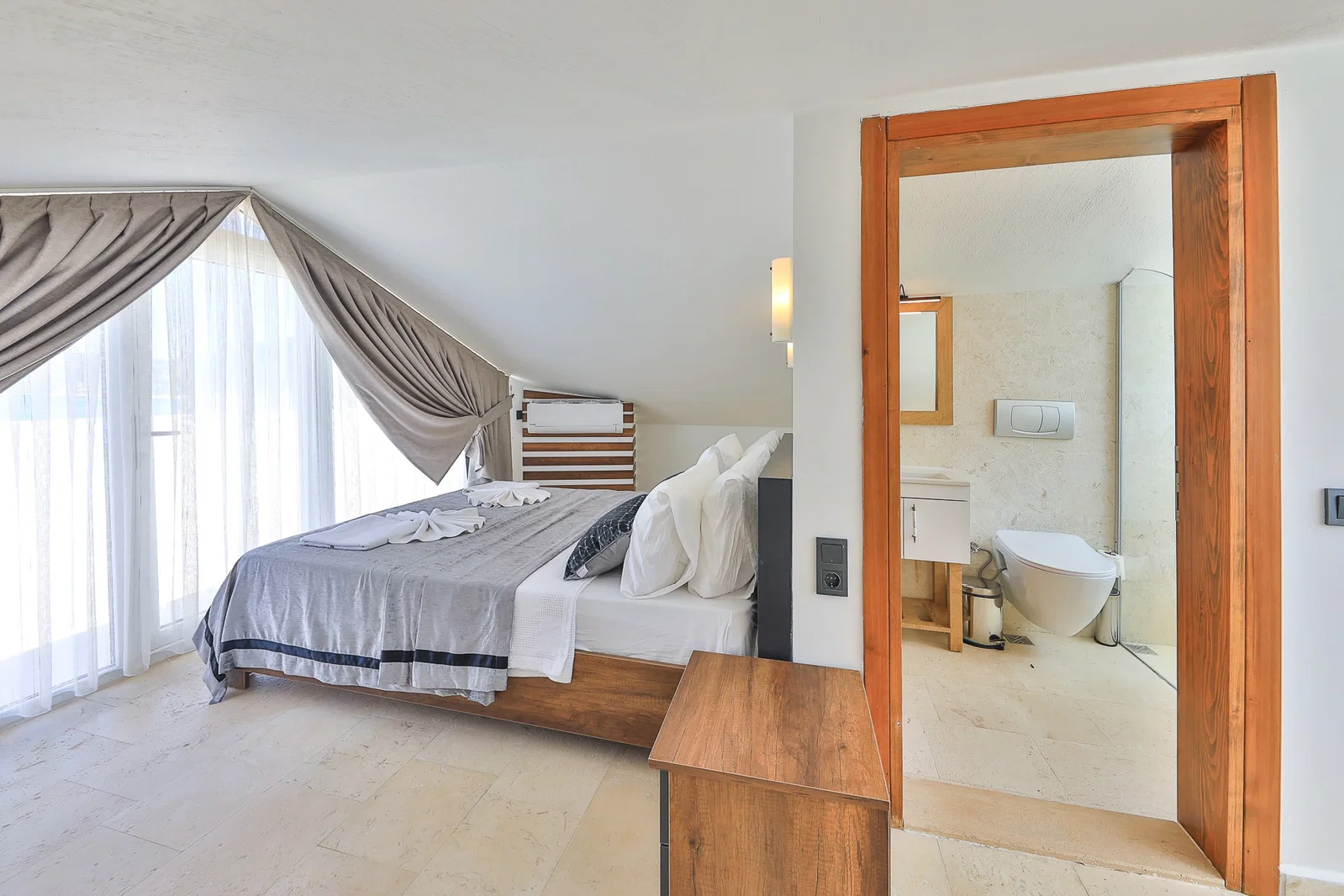 Kalkan’da Deniz Manzaralı, Özel Havuzlu, 4 Yatak Odalı, Lüks Villa