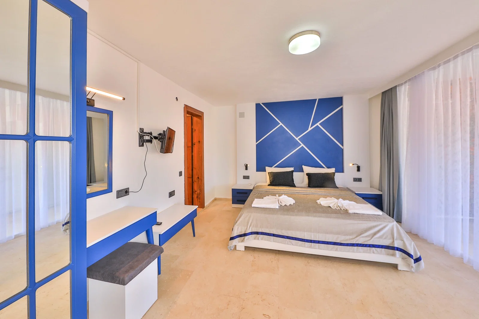 Kalkan’da Deniz Manzaralı, Özel Havuzlu, 4 Yatak Odalı, Lüks Villa