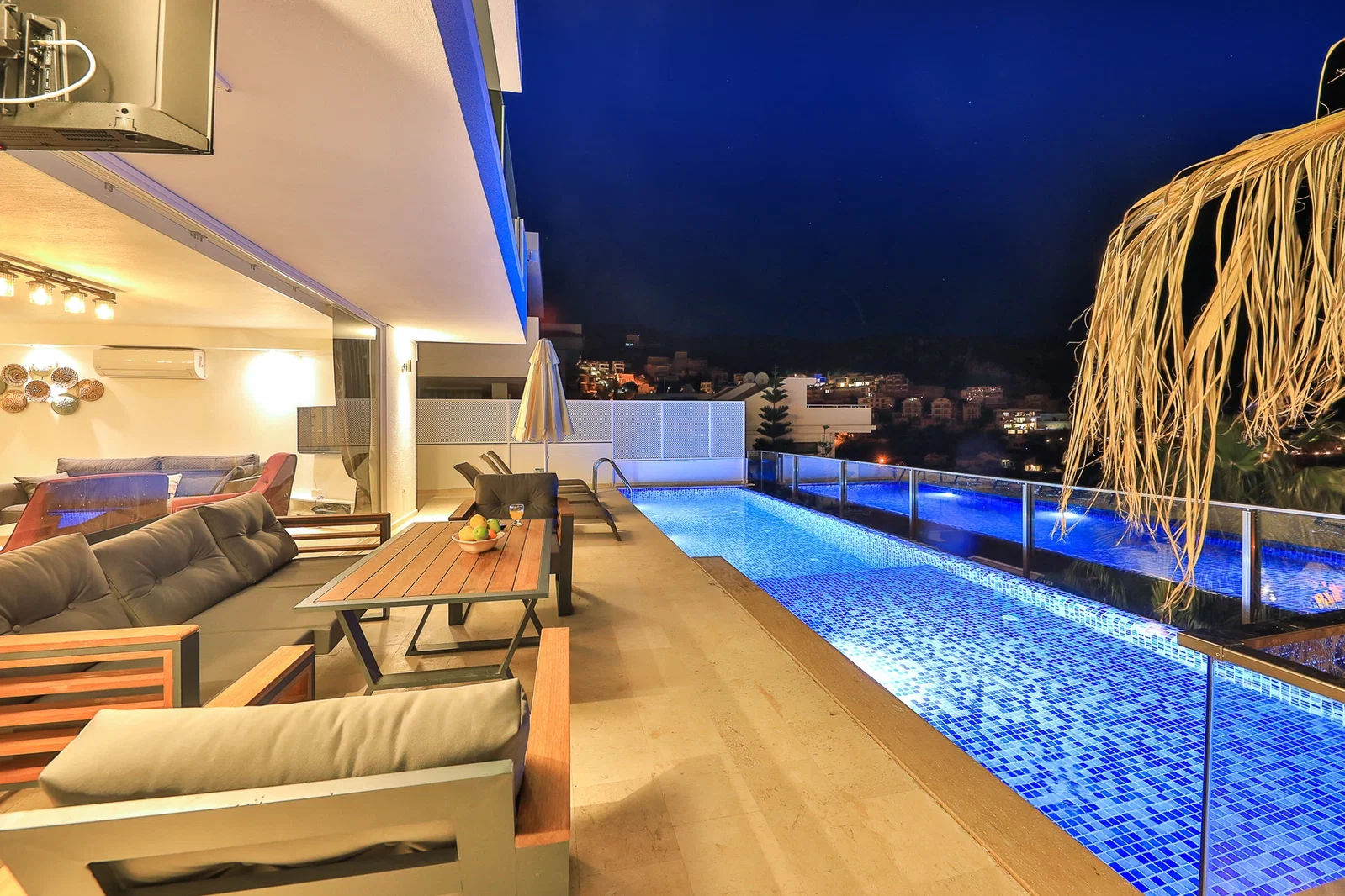 Kalkan’da Deniz Manzaralı, Özel Havuzlu, 4 Yatak Odalı, Lüks Villa