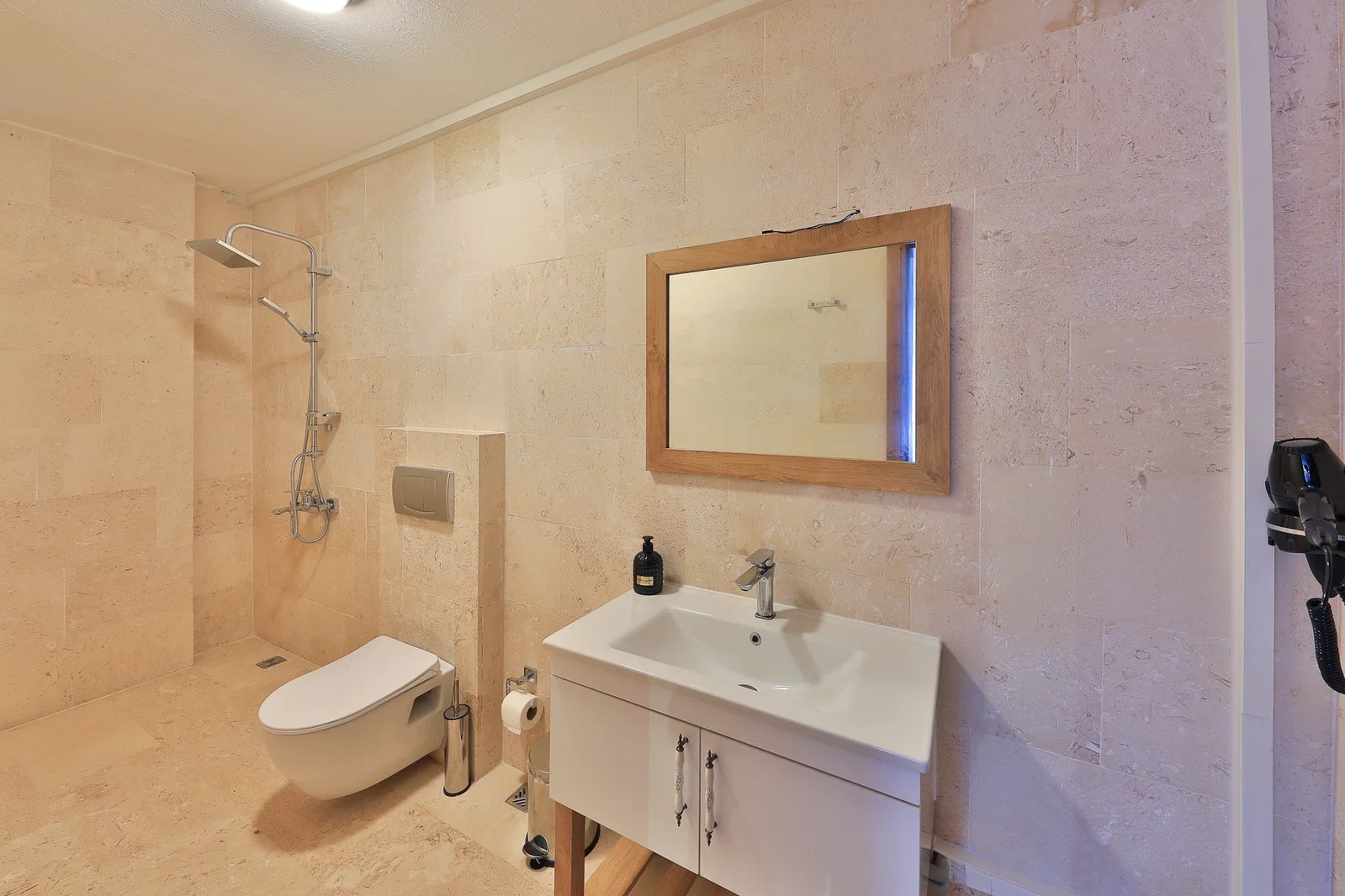 Kalkan’da Deniz Manzaralı, Özel Havuzlu, 4 Yatak Odalı, Lüks Villa