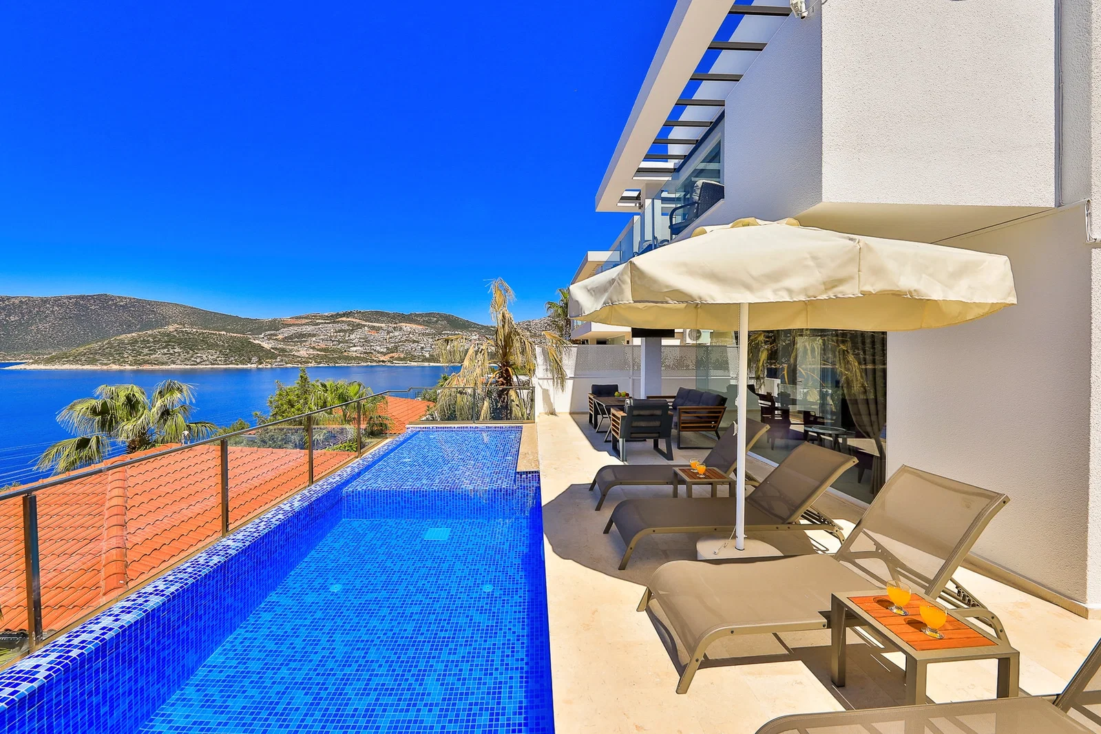 Kalkan’da Deniz Manzaralı, Özel Havuzlu, 4 Yatak Odalı, Lüks Villa