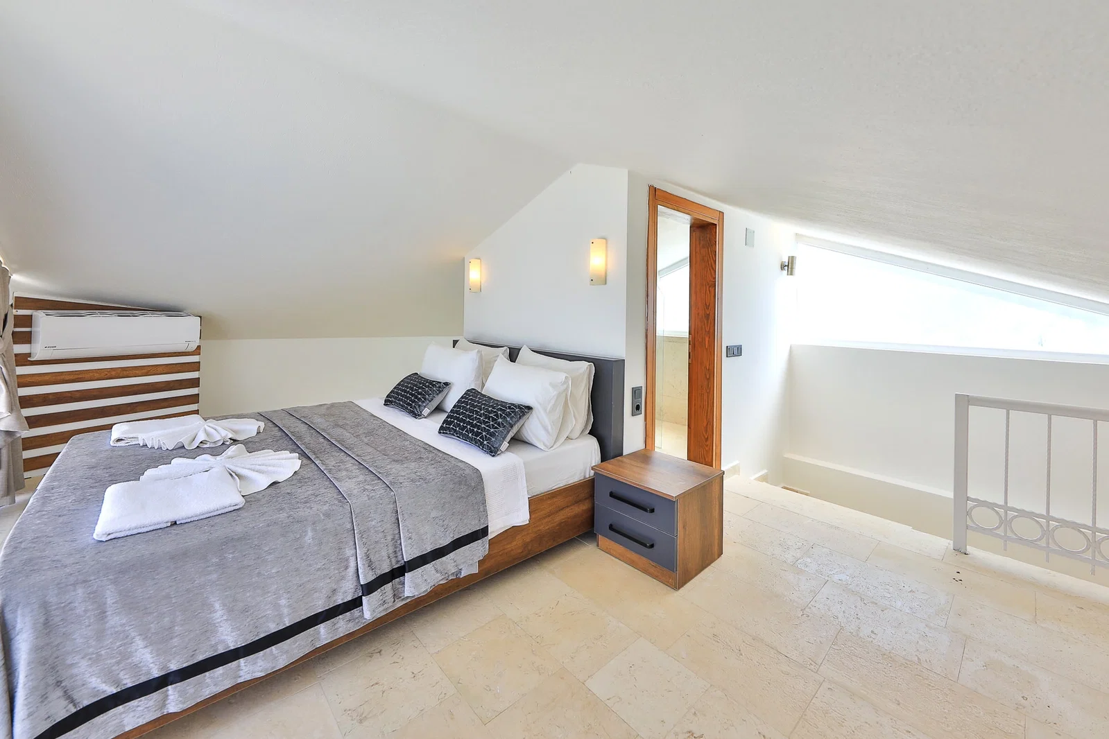 Kalkan’da Deniz Manzaralı, Özel Havuzlu, 4 Yatak Odalı, Lüks Villa