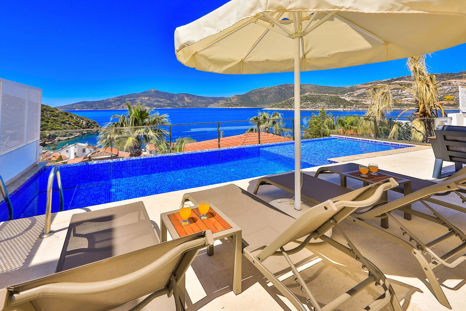 Kalkan’da Deniz Manzaralı, Özel Havuzlu, 4 Yatak Odalı, Lüks Villa