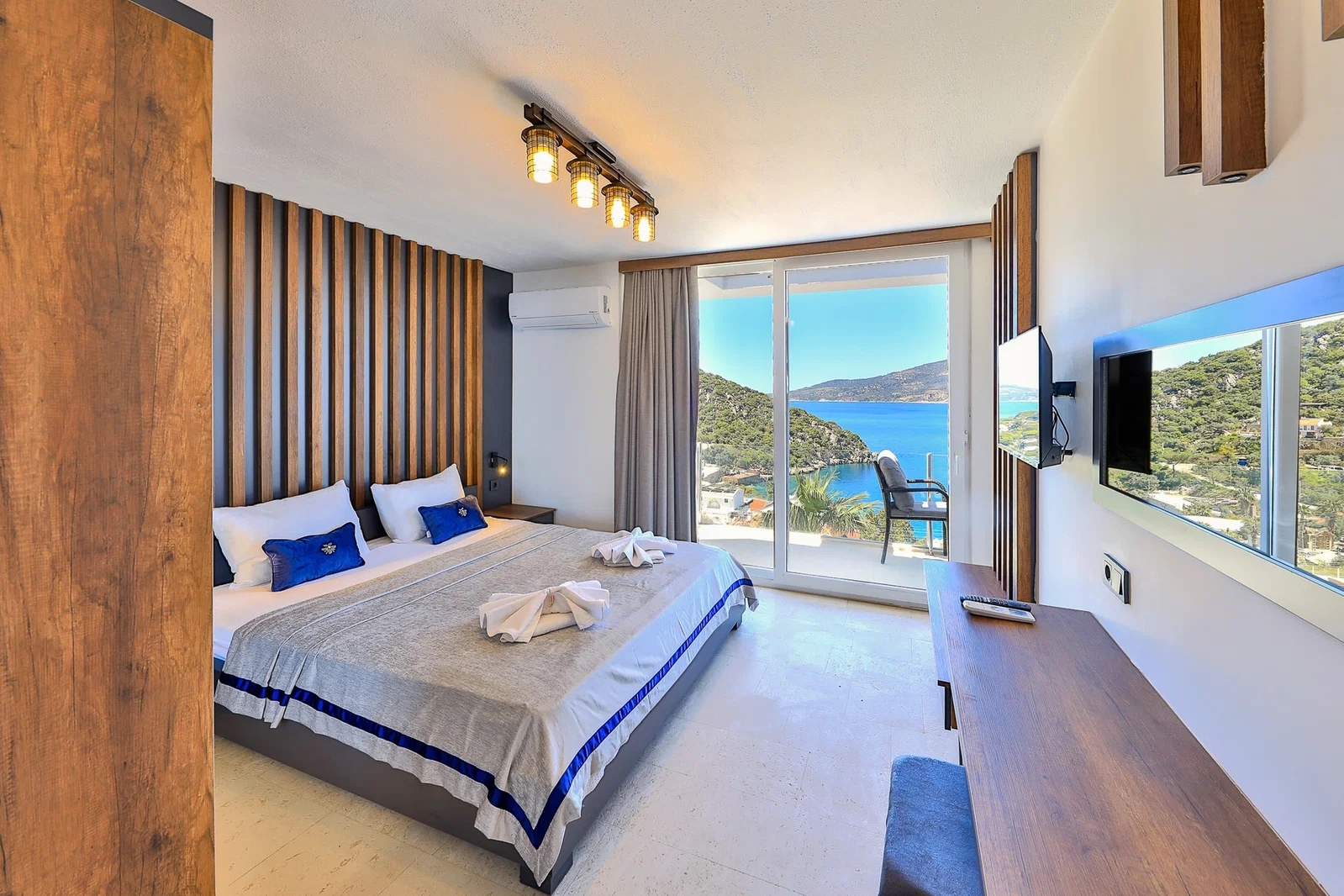 Kalkan’da Deniz Manzaralı, Özel Havuzlu, 4 Yatak Odalı, Lüks Villa