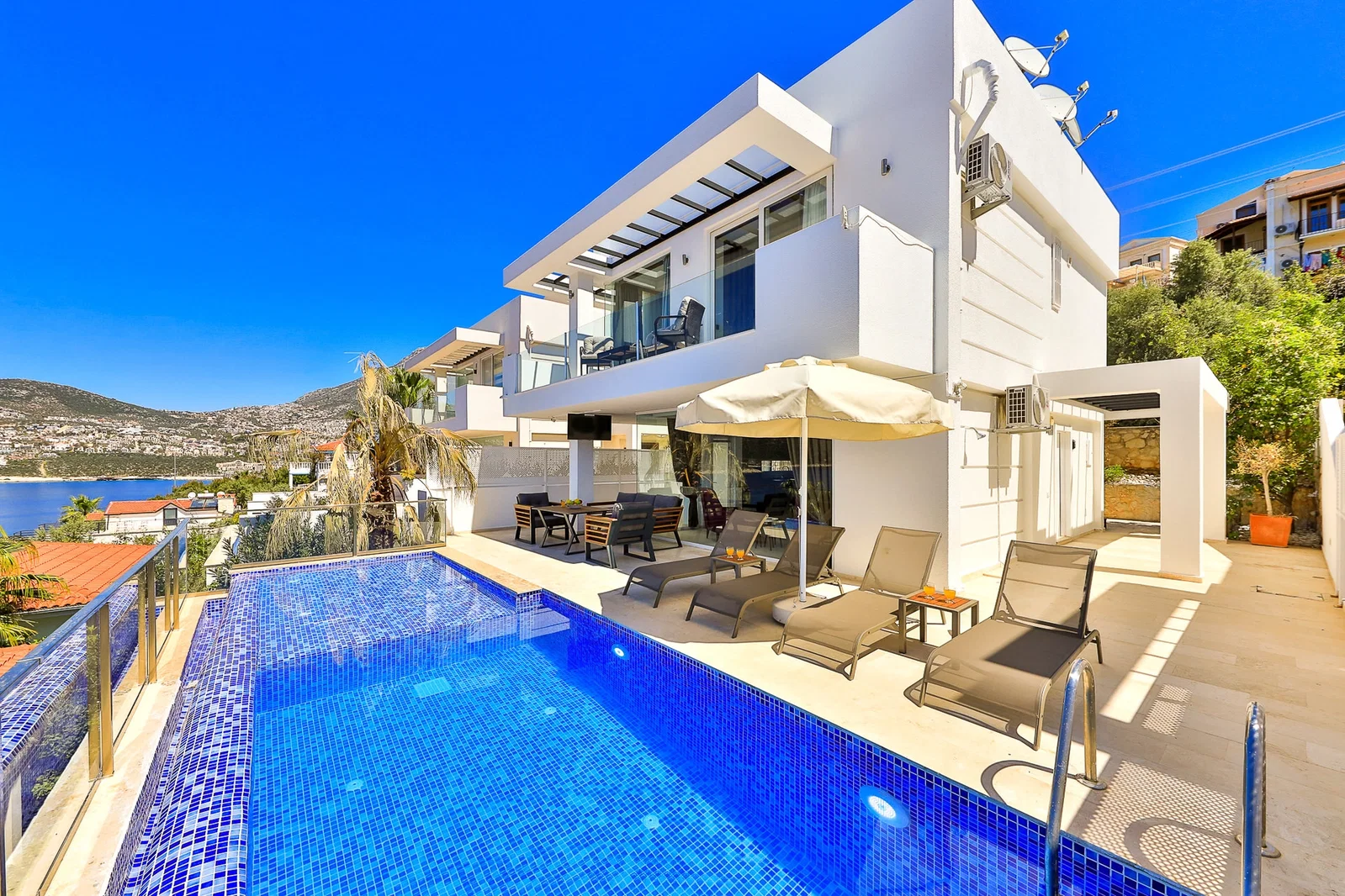 Kalkan’da Deniz Manzaralı, Özel Havuzlu, 4 Yatak Odalı, Lüks Villa