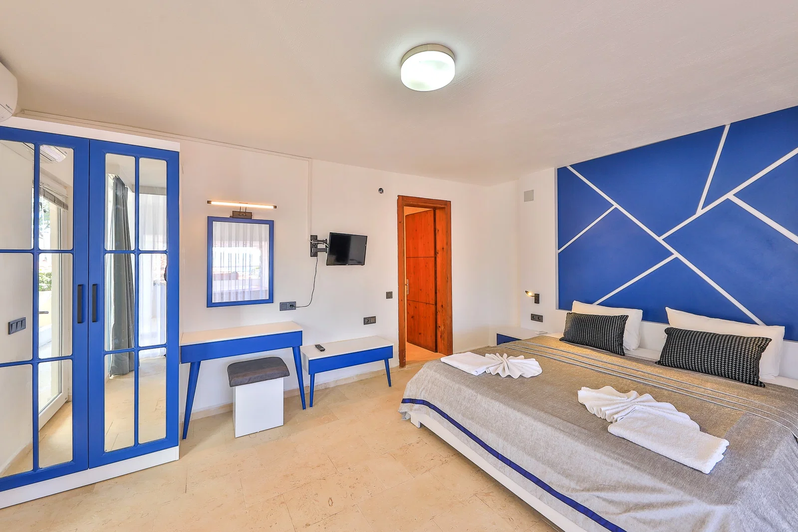 Kalkan’da Deniz Manzaralı, Özel Havuzlu, 4 Yatak Odalı, Lüks Villa