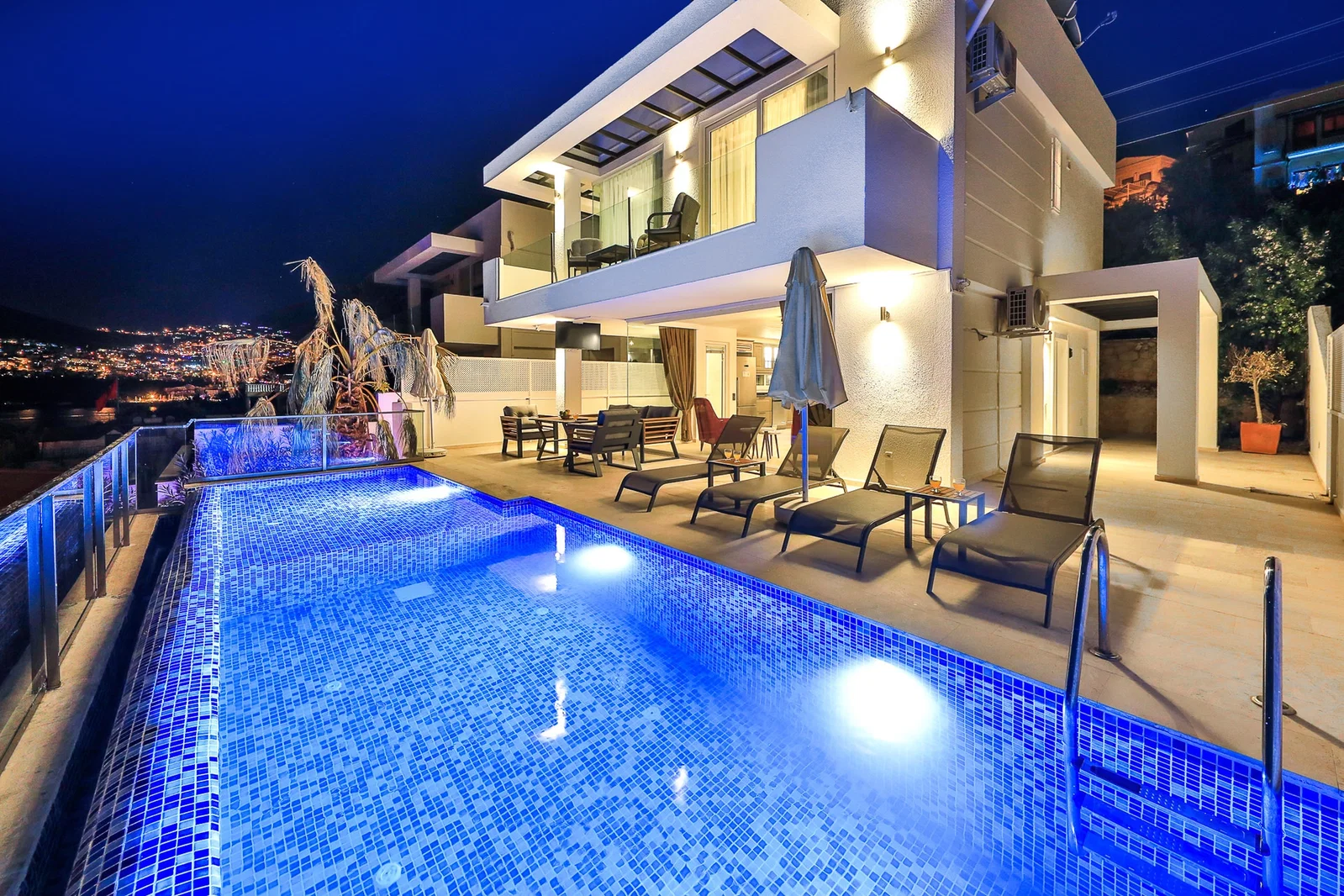 Kalkan’da Deniz Manzaralı, Özel Havuzlu, 4 Yatak Odalı, Lüks Villa
