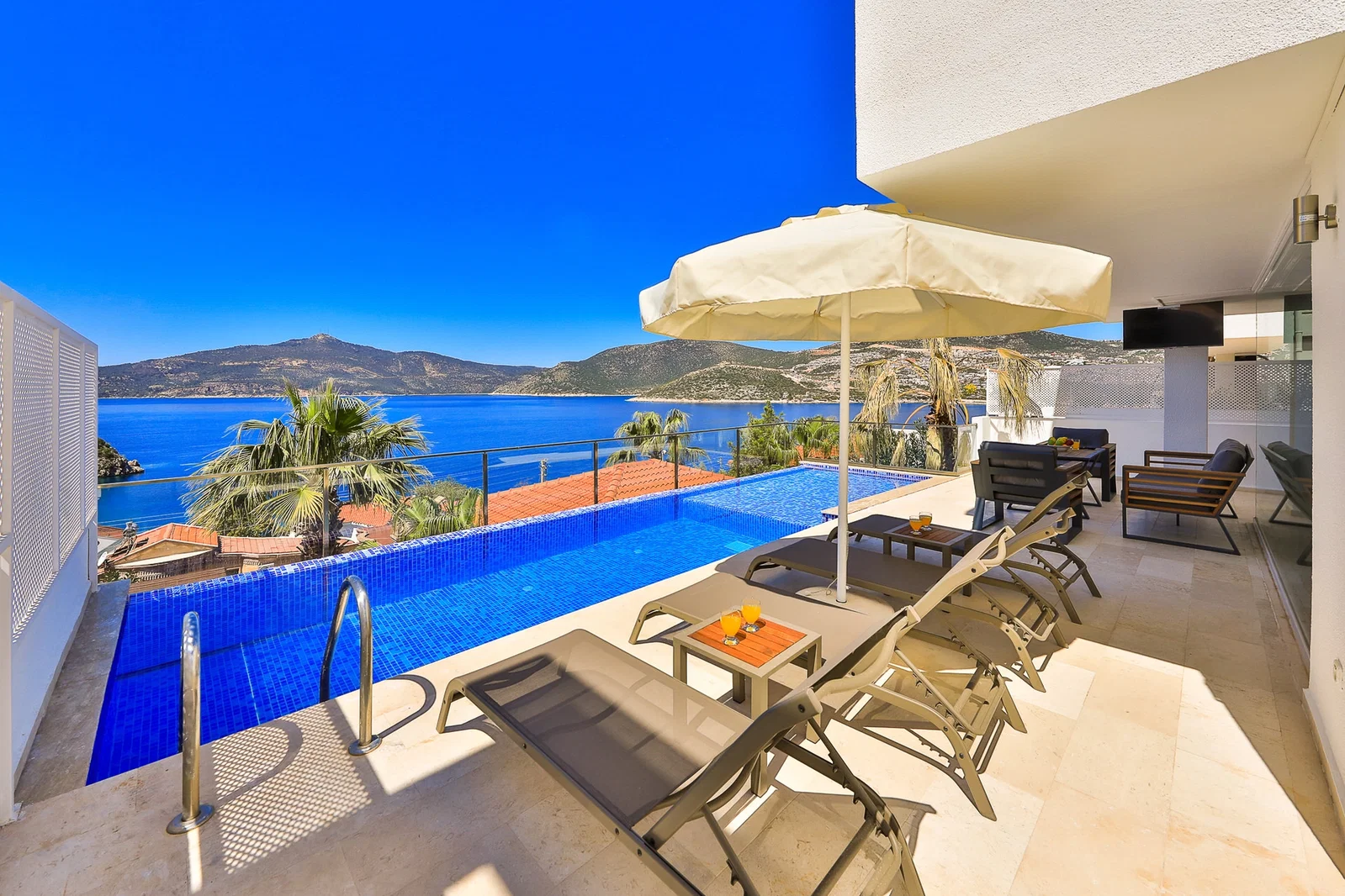 Kalkan’da Deniz Manzaralı, Özel Havuzlu, 4 Yatak Odalı, Lüks Villa