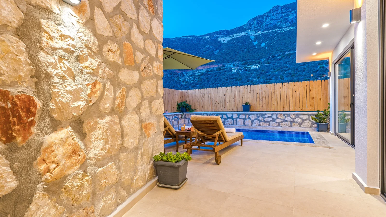 Kalkan’da Balayı Çiftlerine Uygun, Korunaklı Havuzlu, 2 Kişilik, Ekonomik Villa