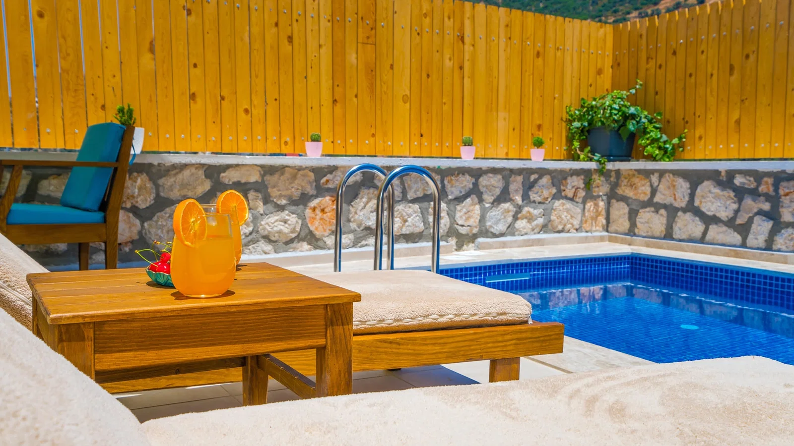 Kalkan’da Balayı Çiftlerine Uygun, Korunaklı Havuzlu, 2 Kişilik, Ekonomik Villa