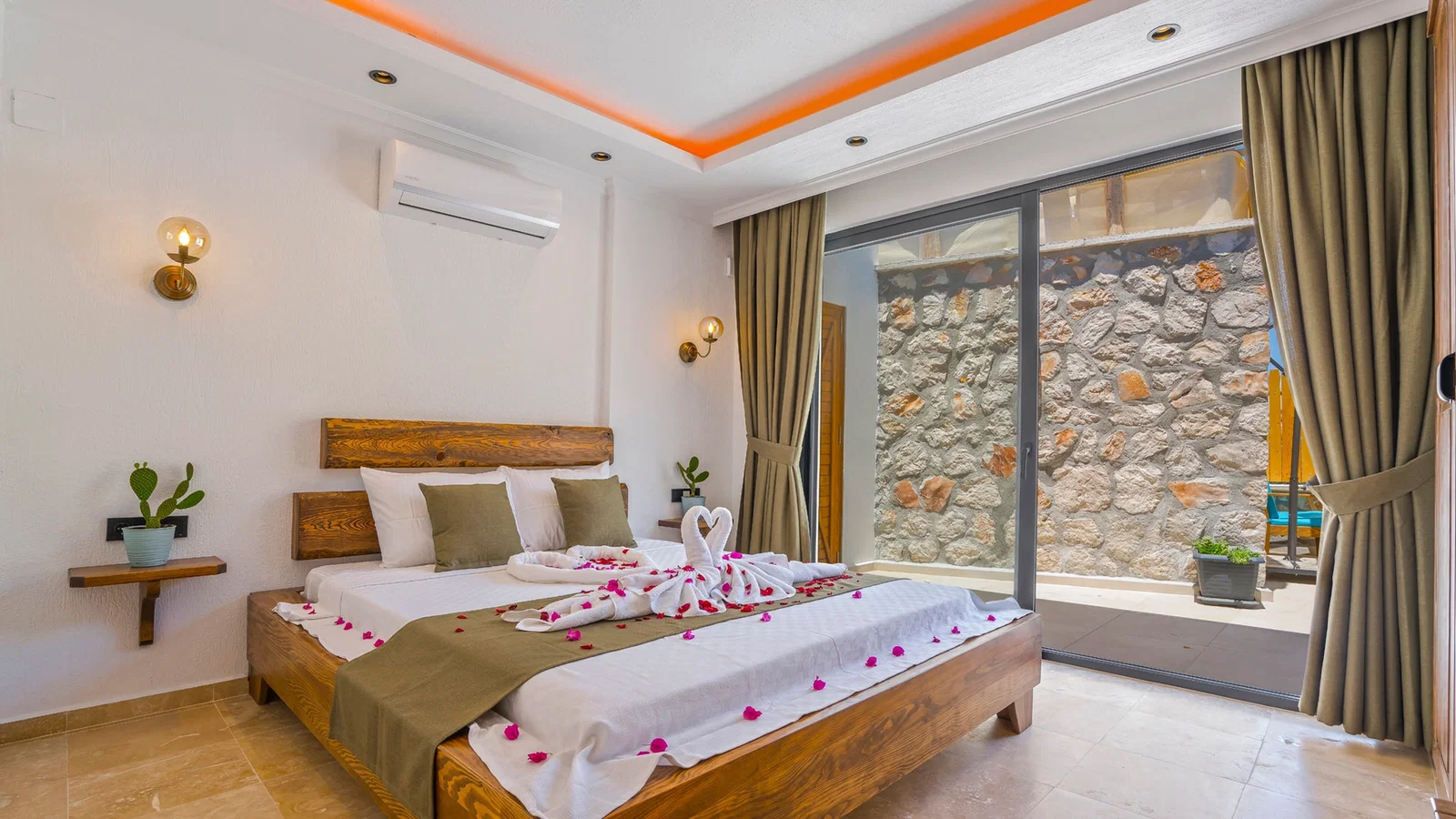 Kalkan’da Balayı Çiftlerine Uygun, Korunaklı Havuzlu, 2 Kişilik, Ekonomik Villa