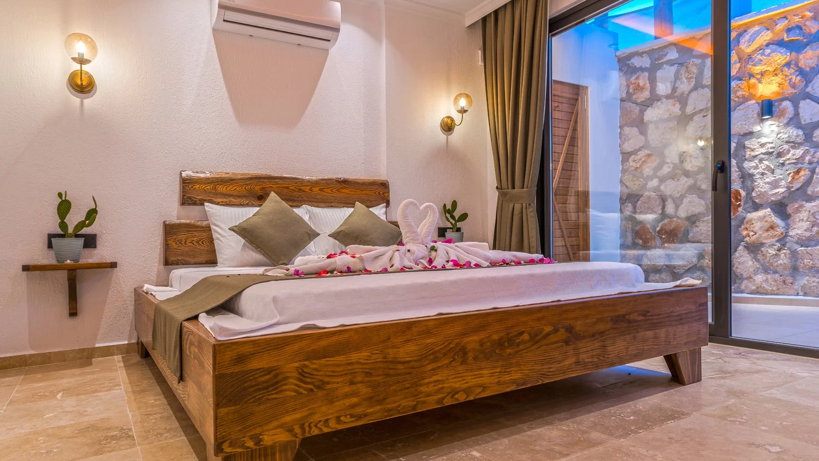 Kalkan’da Balayı Çiftlerine Uygun, Korunaklı Havuzlu, 2 Kişilik, Ekonomik Villa