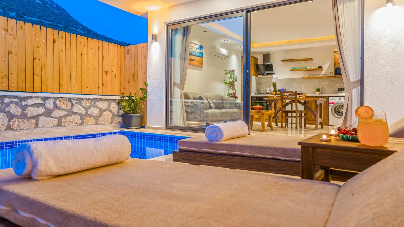 Kalkan’da Balayı Çiftlerine Uygun, Korunaklı Havuzlu, 2 Kişilik, Ekonomik Villa