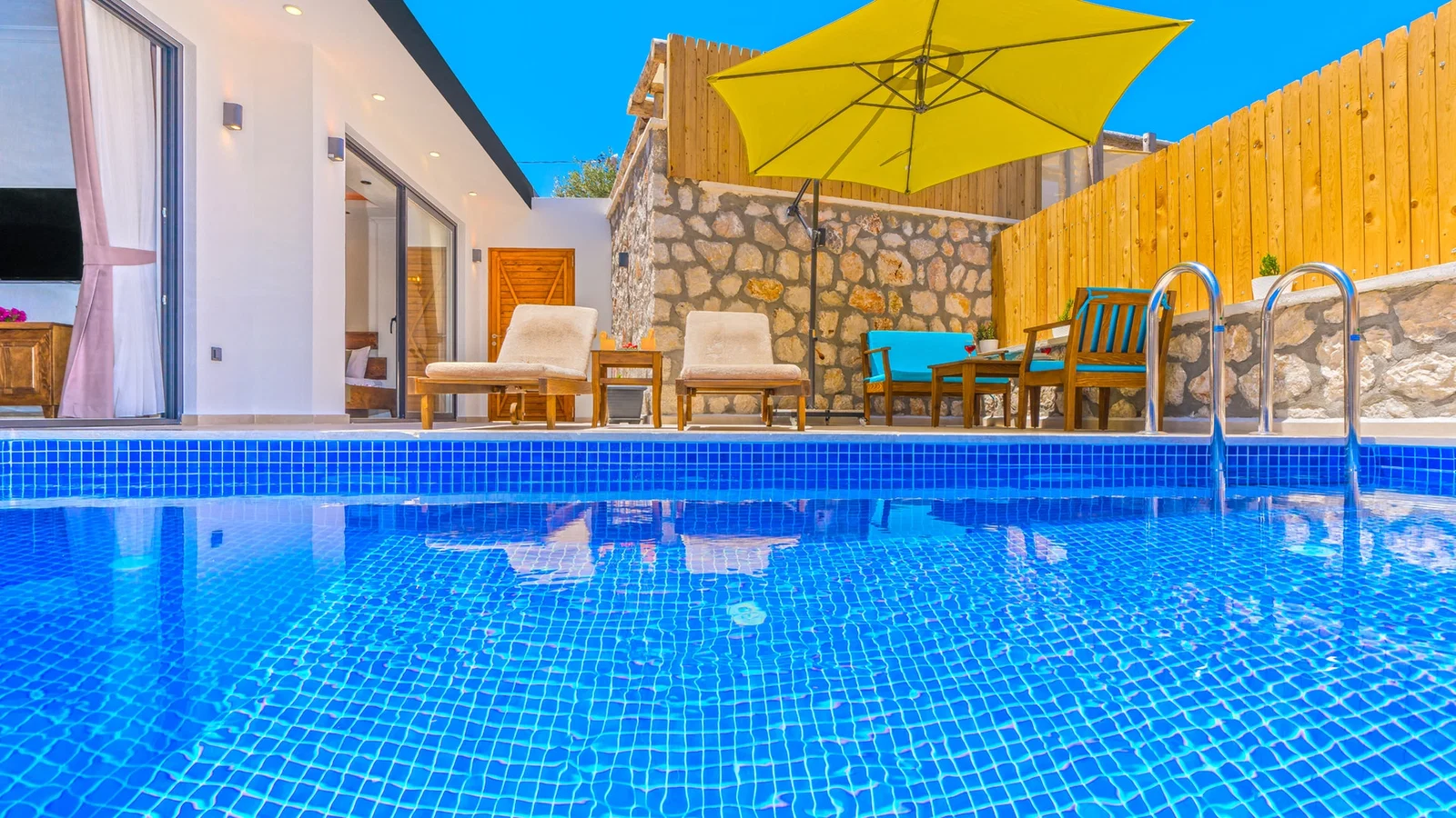 Kalkan’da Balayı Çiftlerine Uygun, Korunaklı Havuzlu, 2 Kişilik, Ekonomik Villa