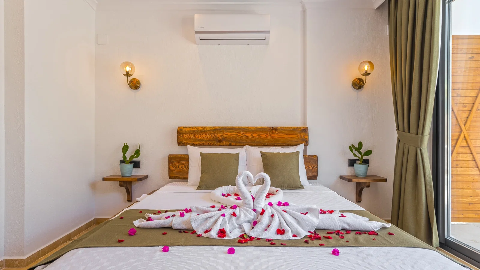 Kalkan’da Balayı Çiftlerine Uygun, Korunaklı Havuzlu, 2 Kişilik, Ekonomik Villa