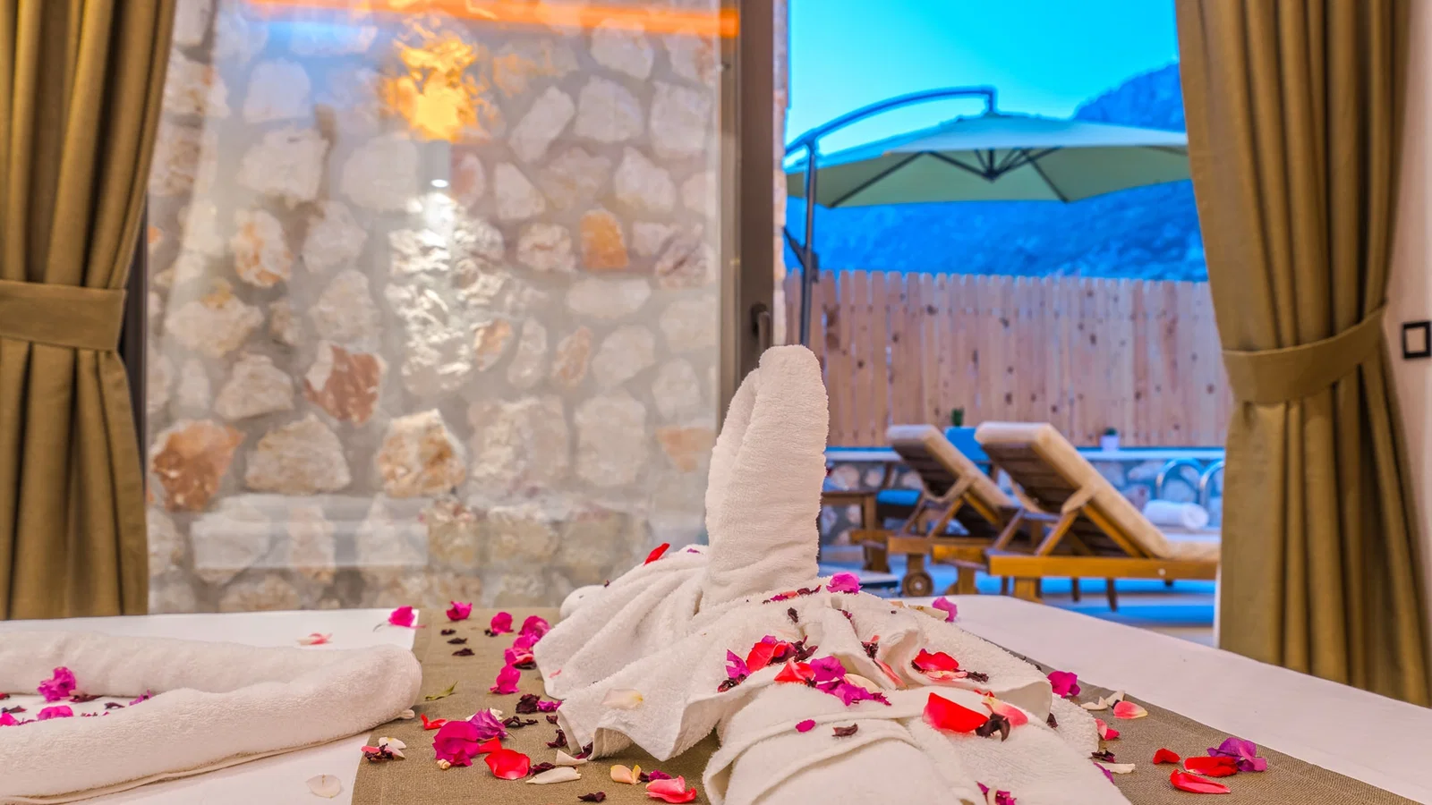 Kalkan’da Balayı Çiftlerine Uygun, Korunaklı Havuzlu, 2 Kişilik, Ekonomik Villa