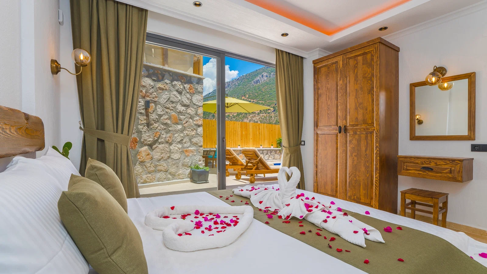 Kalkan’da Balayı Çiftlerine Uygun, Korunaklı Havuzlu, 2 Kişilik, Ekonomik Villa