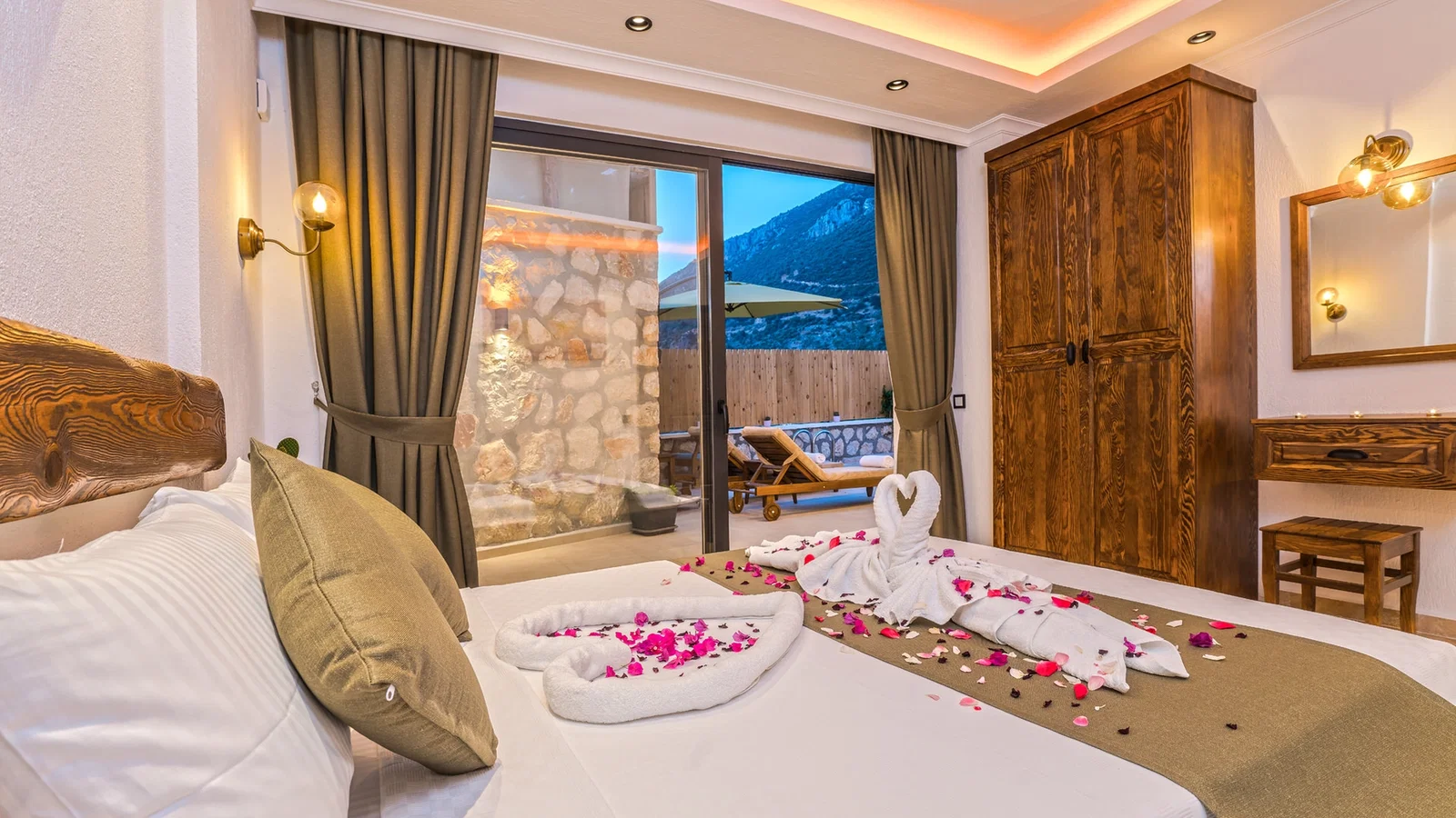 Kalkan’da Balayı Çiftlerine Uygun, Korunaklı Havuzlu, 2 Kişilik, Ekonomik Villa
