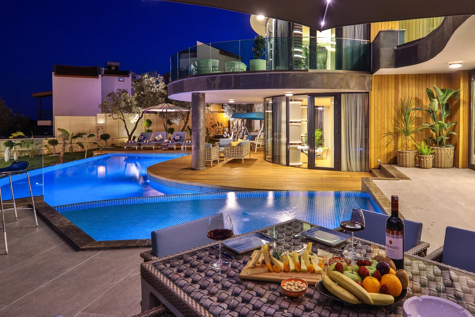 Kalkan’da Deniz Manzaralı, Özel Havuzlu, 4 Yatak Odalı, Lüks Villa